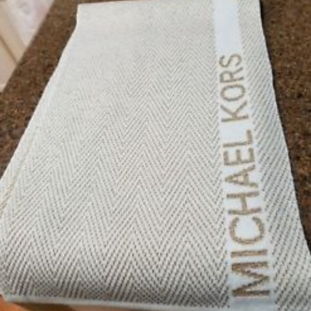 PLS No OFFERS MICHAEL KORS METALLIC LOGO SCARF - Picture 2 of 2